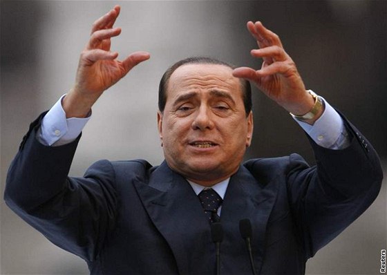 Paolo Berlusconi psobí svému starímu bratrovi, premiéru Silviovi (na snímku), problémy.
