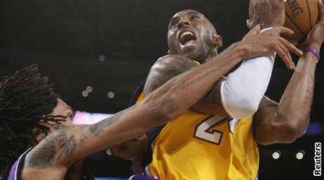 Mikki Moore ze Sacramenta (vlevo) fauluje Kobeho Bryanta z LA Lakers.