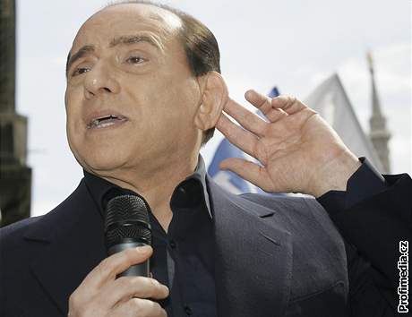 Silvio Berlusconi na pedvolebním mítinku v Milán.