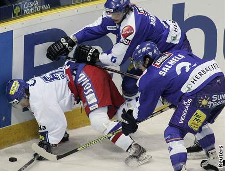 Pavel Kubi bojuje s finskou pesilou v utkání Euro Hockey Tour v Liberci.