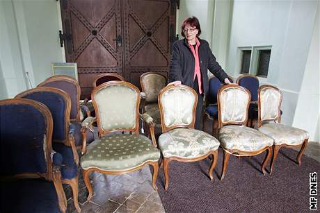 Lednická kastelánka Ivana Holásková ukazuje nábytek zakoupený na drab v Nizozemí
