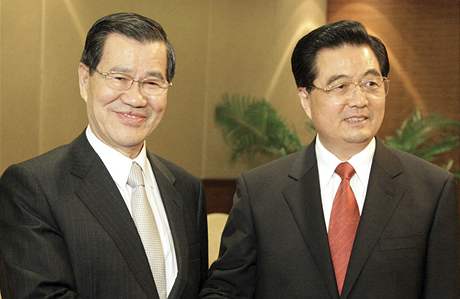 Tchajwanský vice-prezident Vincent Siao (vlevo) si potásá rukou s ínským prezidentem Chu in-tchaem.