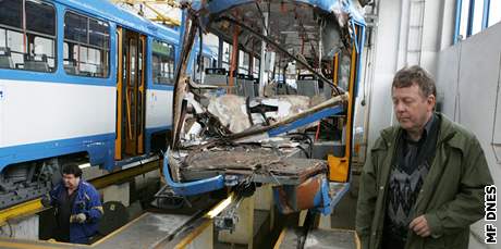 Drání inspektoi a policejní vyetovatelé prohlíeli v depu vraky tramvají, které se 11.4. 2008 eln srazily