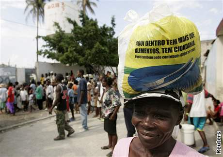 ena v Haiti nese dodávky jídla