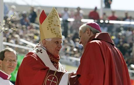 Pape Benedict XVI. a washingtonský arcibiskup Donald Wuerl bhem me na baseballovém stadionu