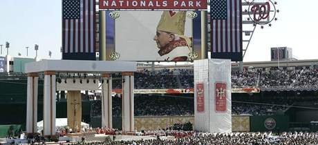 Na baseballovém stadionu ve Washingtonu slouil pape Benedikt XVI. první ze dvou mí pod oteveným nebem