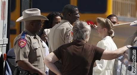 Policejní zásah na texaském rani, kde sídlila mormonská sekta