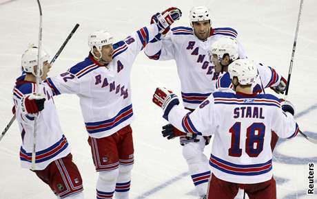 Hokejisté Rangers oslavují gól v utkání play-off NHL proti New Jersey. Trefil se kapitán Jaromír Jágr (druhý zprava).