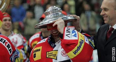 KDO SE SMJE POD VÍKEM? Slávistický branká Adam Svoboda s kiltovkou a víkem od poháru pro vítze hokejové extraligy.