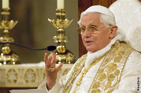 Benedikt XVI. byl na biskupskou konferenci písný