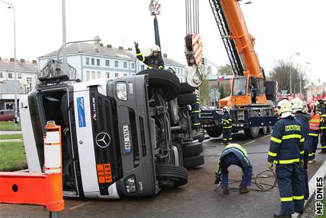 Hasii evakuovali 35 byt v okolí nehody.