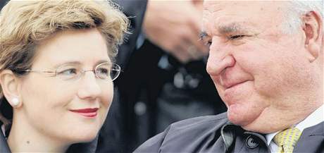 Bývalý nmecký kanclé Helmut Kohl se svou partnerkou Maike Richterovou, ji si bude brát, na snímku z roku 2005.