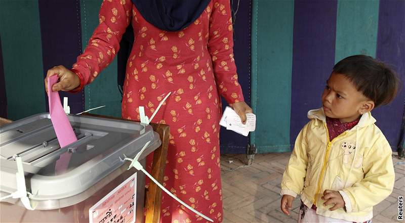 Volby v Nepálu pilákaly mnoho ze 17 milion oprávnných voli.