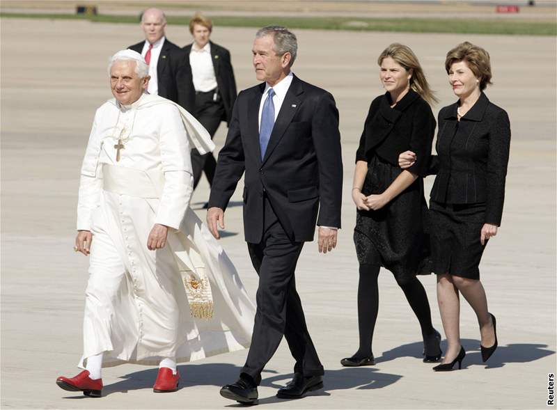 Pape Benedikt XVI. piletl do USA, na letiti ho pivítal prezident George Bush s manelkou Laurou a dcerou Jennou