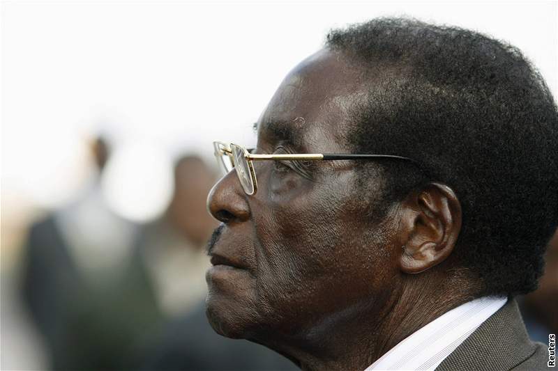 U naeho souseda v Zimbabwe dolo k tragickému selhání lídra, ekl na Mugabeho adresu Nelson Mandela.