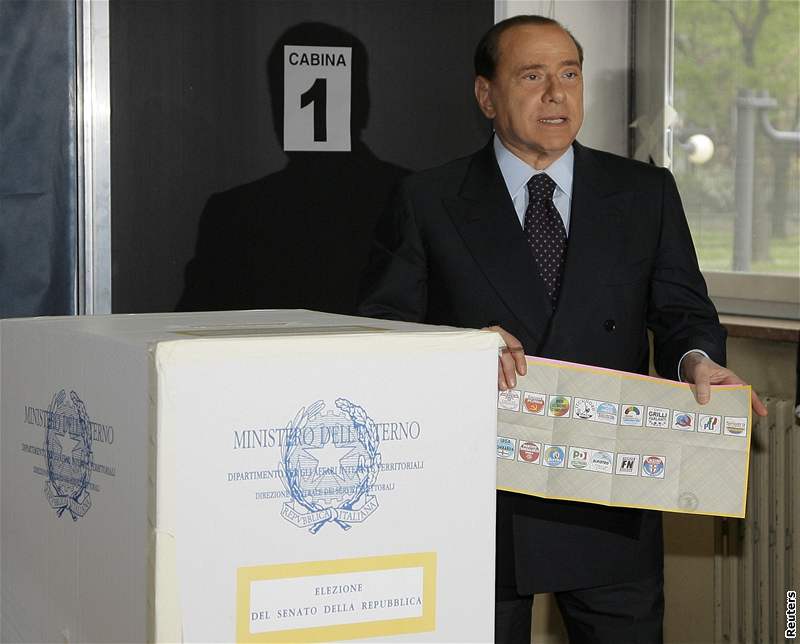 Expremiér Silvio Berlusconi má se svými stedopravými anci získat vtinu v parlamentu.