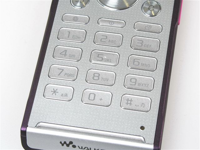 Kdo by ekl, e se véko ze série Walkman doká i fialového kabátku.