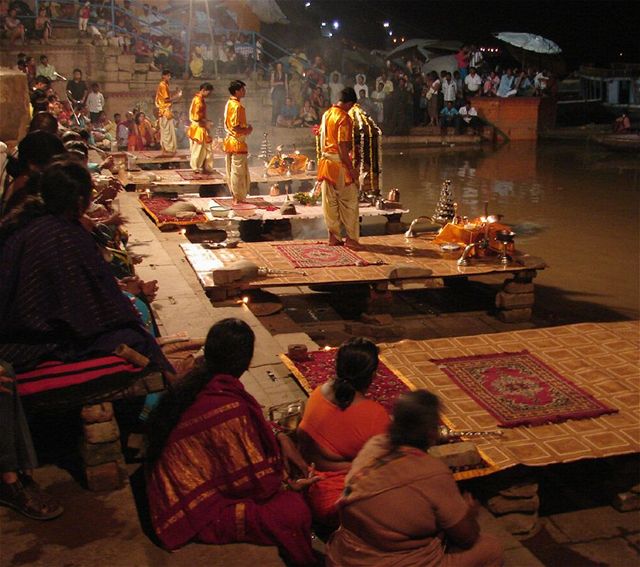 Kadý veer se na behu koná slavnost Matky Gangy.