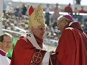 Pape Benedict XVI. a washingtonsk arcibiskup Donald Wuerl bhem me na baseballovm stadionu