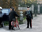 Karabiníci střeží vjezd do Berlusconiho vily v italském Arcore Karabiníci střeží vjezd do Berlusconiho vily v italském Arcore