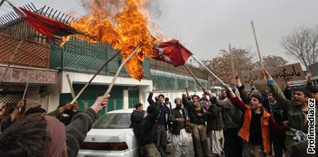 Takto se proti zveejnní karikatur protestovalo u dánské ambasády v Kábulu v únoru 2006.