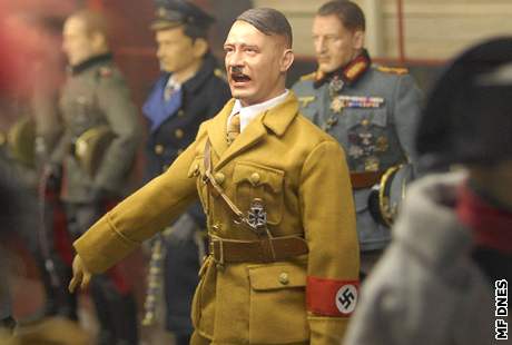 Figurnu Hitlera a pslunk SS naleznete i v obchodnm dom v centru Brna