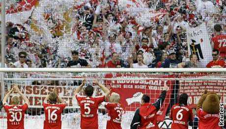 Fotbalisté Bayernu po utkání slavili, titul u jim tko me utéct.