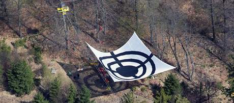 lenové Greenpeace povsili na brdský kopec plachtu s terem jako upozornní, e stavbou radaru  se esko stane vojenským cílem