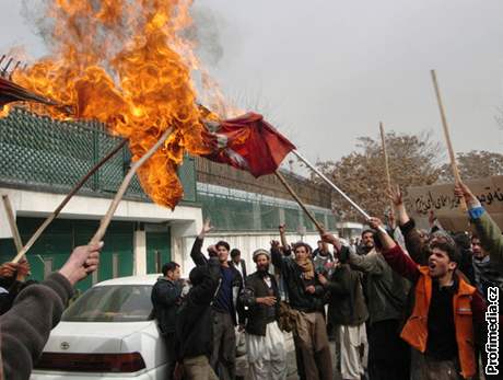 Takto se proti zveejnní karikatur protestovalo u dánské ambasády v Kábulu v únoru 2006.