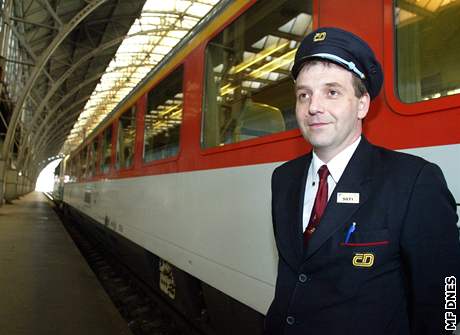 Federace strojvdc po odpoledním jednání nakonec rozhodla, e na hodinu a tvrt vlaky eských drah zastaví.