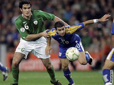Irský obránce O'Brien (vlevo) bojuje s kyperským záloníkem Makridisem v kvalifikaním utkání v Dublinu.
