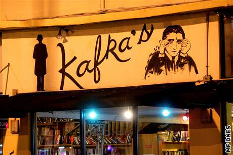 Okolí Grossova bytu na Florid: kavárna a antikvariát Kafkas Kafe