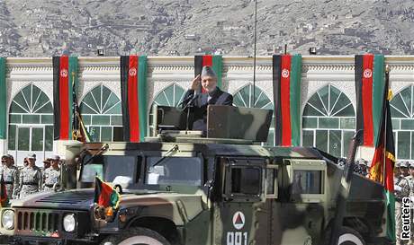 Afghánský prezident Hamíd Karzáí na vojenské pehlídce v Kábulu