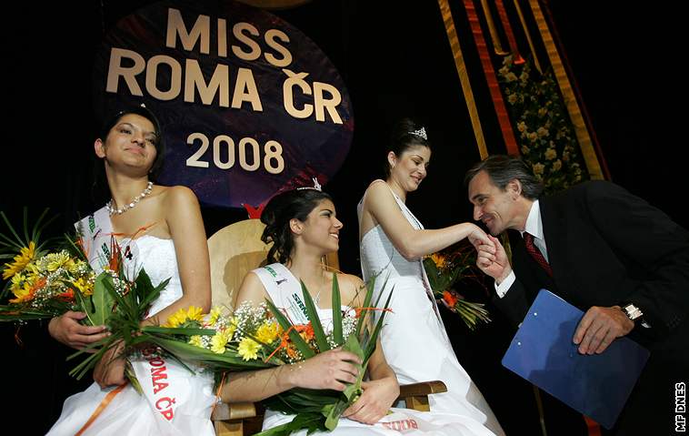 Miss Roma 2008. Vítzkám gratuluje Jan enský.