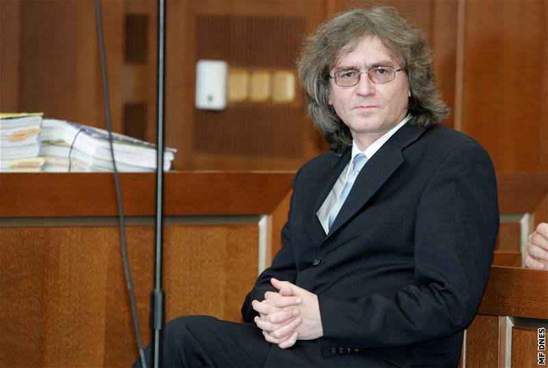 Bohumil Kulínský  u soudu v Hradci Králové (23.4.2008)