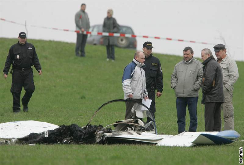 Policisté a inspektoi u zíceného ultralightu (22. dubna 2008)