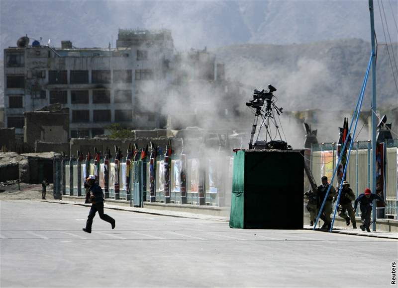 Televizní táby bhem stelby opoutjí vojenskou pehlídku v Kábulu
