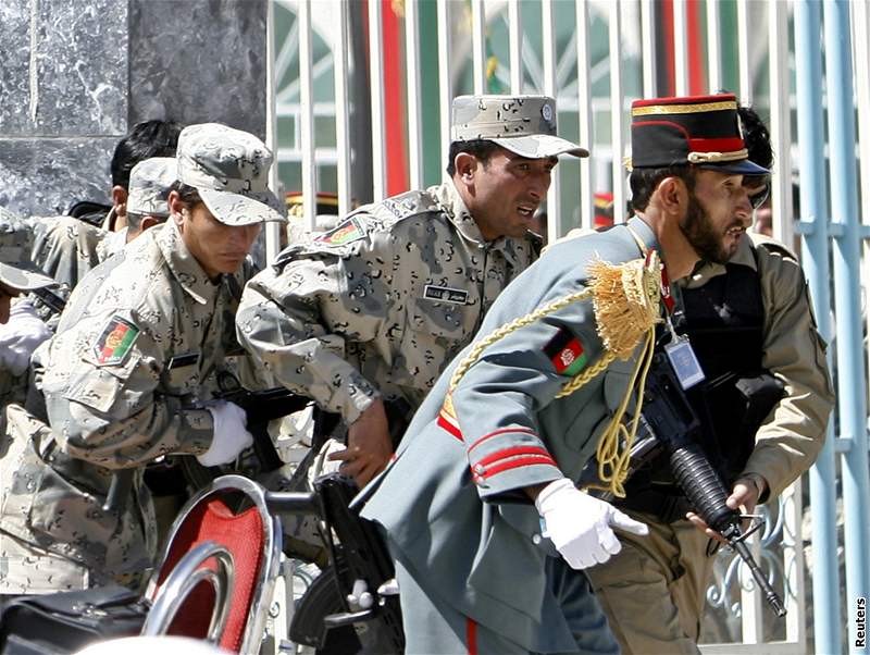 Afghántí vojáci se kryjí bhem stelby na vojenské pehlídce v Kábulu