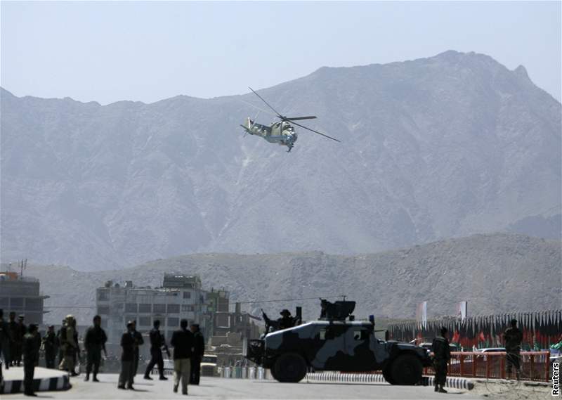 Afghántí vojáci bhem stelby na vojenské pehlídce v Kábulu
