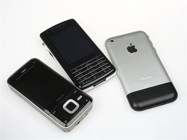 Apple iPhone vs Nokia N81 8GB vs Sony Ericsson W960i