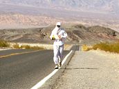 Extrémního závodu Badwater Ultramarathon v americkém Údolí smrti se poprvé v historii zúastní vytrvalec z eska. Ilustraní foto