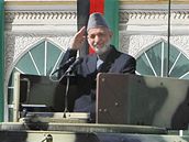 Afghnsk prezident Hamd Karz na vojensk pehldce v Kbulu