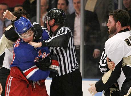 NY Rangers - Pittsburgh: Jágr (vlevo) v potyce s Ryanem Whitneyem