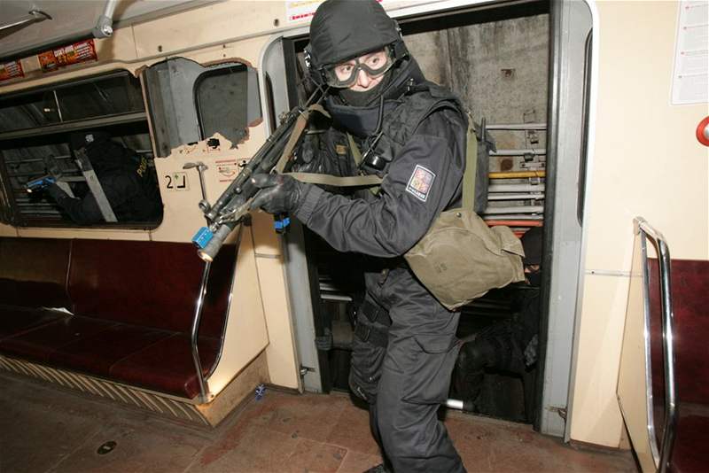 Cviení zásahové jednotky v metru (30.4.2008)