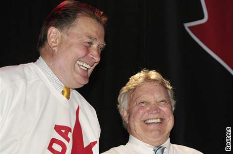 Bývalí kanadtí reprezentanti Peter Mahovlich (vlevo) a Bobby Hull pi vzpomínkové ceremonii.