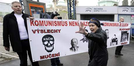 Ped Vstavitm demonstrovali proti komunismu pznivci a lenov Nrodn strany. (1. kvtna 2008)