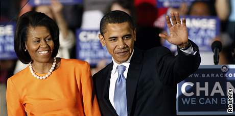 Barack Obama se spolen s manelkou Michelle radují z vítzství v Severní Karolín
