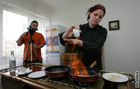 Studenti olomouckého stedního uilit tursova natoí na est set videolekcí. Zájemcm tak poradí napíklad s flambováním masa.