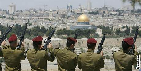 Jeruzalém. Izraeltí vojáci istí zbran po skonení vzpomínkové akce.