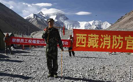 nsk armda zajiuje klid pro horolezce, kte vynesli na Mount Everest olympijskou pochode